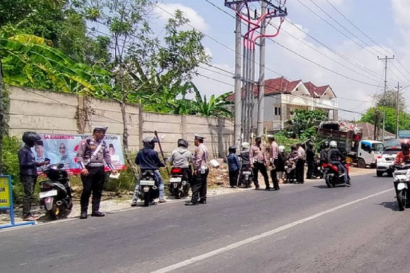 Ilustrasi: Personil Kepolisian sedang melakukan tindakan terhadap pengendara yang melanggar aturan lalu lintas. ANTARA/HO-Polresta Bandarlampung.