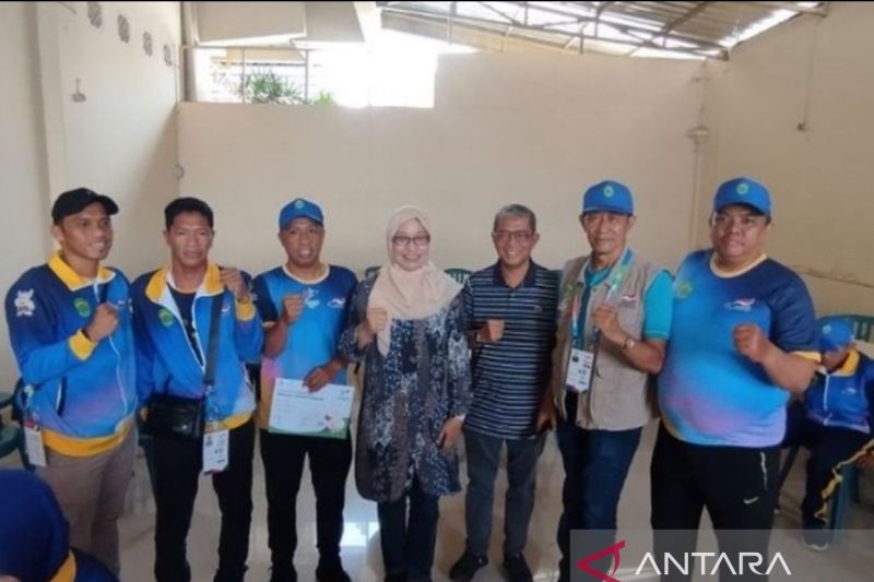 Sekdaprov Kaltim Sri Wahyuni saat menyapa kontingen Kaltim pada Pekan Paralimpiade Nasional (Peparnas) XVII tahun 2024 di Jawa Tengah. (Diskominfo Kaltim)