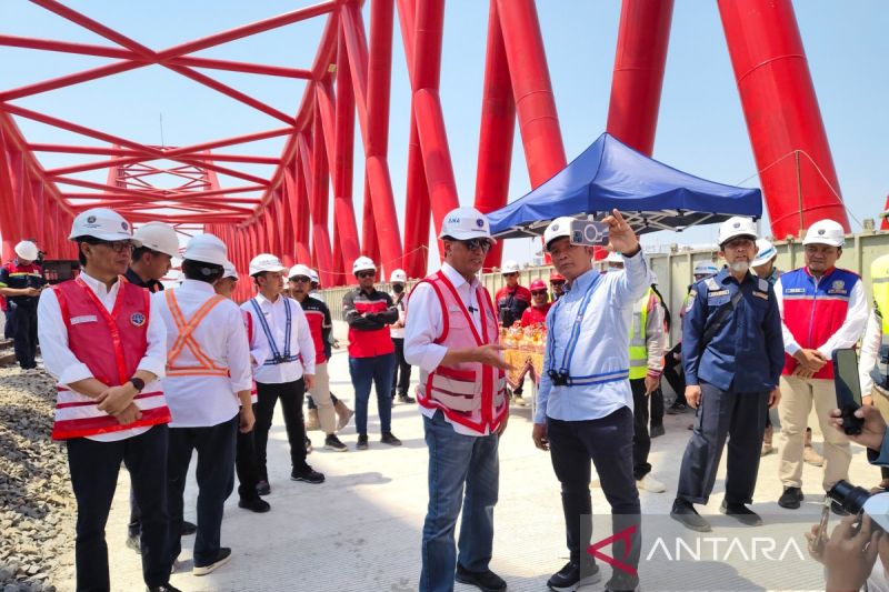 Transportation Minister Budi Karya Sumadi (center) inspects an elevated railway project in Solo, Central Java, on October 13, 2024. (ANTARA/Aris Wasita)