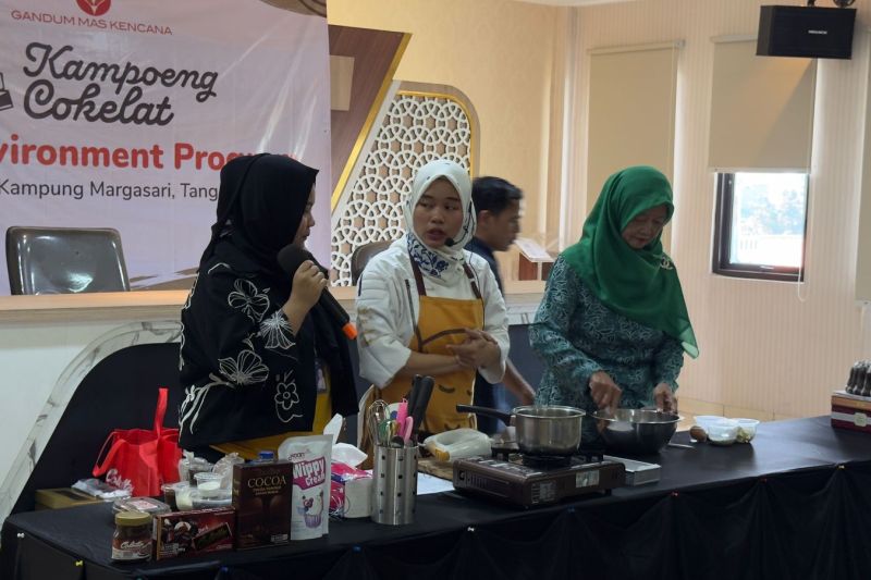 Kegiatan pelatihan mengolah coklat menjadi kue hingga cara penjualan secara digital yang digelar oleh Gandum Mas Kencana (GMK) sebagai produsen cokelat Colatta bagi masyarakat Margasari Karawaci Kota Tangerang. ANTARA/HO-GMK