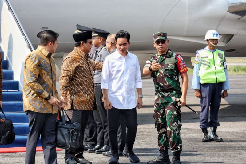 Prabowo Subianto bersama dengan Gibran Rakabuming Raka di Bandara Adi Soemarmo Solo, Jawa Tengah, Minggu (13/10/2024). ANTARA/HO-Kominfo