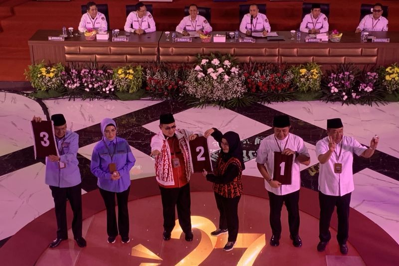 Tiga pasangan calon menunjukkan nomor urut saat rapat pleno terbuka pengundian dan penetapan nomor urut pasangan calon Gubernur dan Wakil Gubernur, di Palembang, Sumsel, Senin (23/9/2024). ANTARA/Ahmad Rafli Baiduri