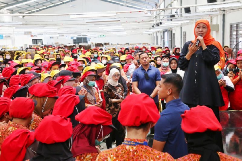 Calon Gubernur Jawa Timur (Jatim) Khofifah Indar Parawansa saat bertemu pekerja di fasilitas produksi sigaret kretek tangan (SKT) milik PT HM Sampoerna Tbk, di Blitar, Jatim. ANTARA/HO-tim kampanye Khofifah