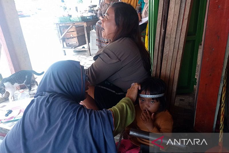 Tim relawan di Kabupaten Lebak melakukan penimbangan dan pengukuran lengan,tubuh hingga kepala guna penanganan pravalensi anak stunting. ANTARA/Mansur Suryana/am.