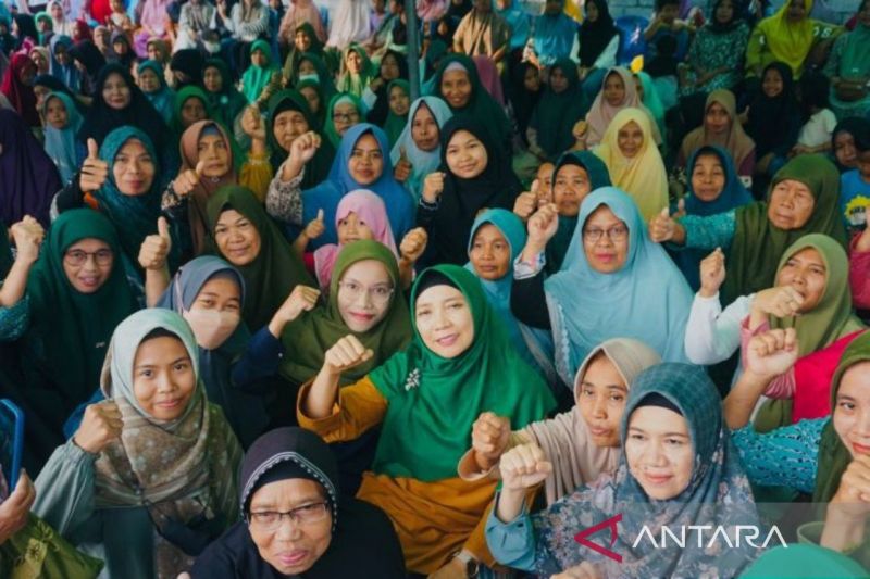 Calon Gubernur (Cagub) NTB, Hj Sitti Rohmi Djalilah, bersama para kaum perempuan dan kader posyandu di Kabupaten Lombok Timur, Nusa Tenggara Barat. ANTARA/Tim RF.