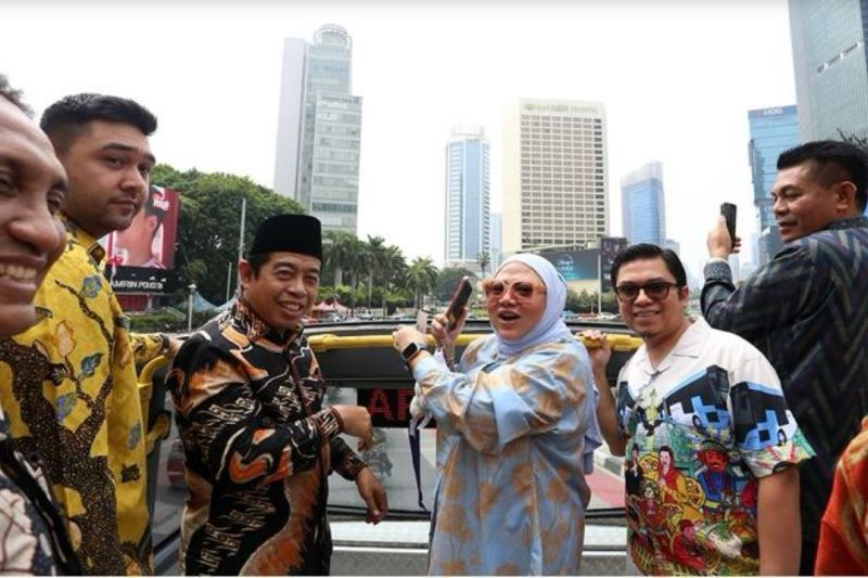 Ketua DPRD Provinsi DKI Jakarta Khoirudin (ketiga dari kiri) menjajal rute baru bus wisata TransJakarta BW2 (Monas Explorer) yang saat ini melewati Halte DPRD DKI Jakarta. ANTARA/HO-TransJakarta