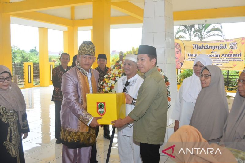 Kabid Humas Polda Kalsel Kombes Pol Adam Erwindi menyerahkan santunan kepada tokoh masyarakat yang memelihara area makam Pangeran Antasari di Banjarmasin, Minggu (13/10/2024). (ANTARA/Firman)