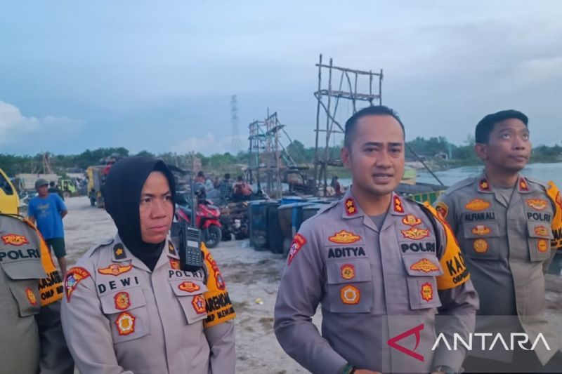 Kapolres Bangka Tengah AKBP Pradana Aditya (tengah). ANTARA/Ahmadi
