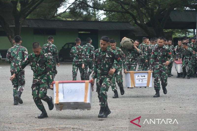 Prajurit TNI dari Yonif 116/Garda Samudera mengangkut barang di Kompelks Rindam, Mata Ie, Aceh Besar setelah sebelumnya tiba dari Papua, Minggu (13/10/2024). ANTARA/HO-Korem 012 Teuku Umar