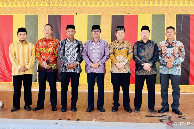 Pj Bupati Aceh Barat Azwardi (tengah) berswafoto dengan pejabat Forkompimda, saat pertama kali tiba di Meulaboh, Aceh Barat setelah dilantik sebagai pejabat bupati, Minggu (13/10/2024). (ANTARA/Teuku Dedi Iskandar)