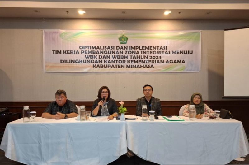 Kepala Kemenag Minahasa Dolie Tangian, saat memberikan arahan kepada ASN, di Tondano, Minggu (13/10/2024). ANTARA/HO-Kemenag.