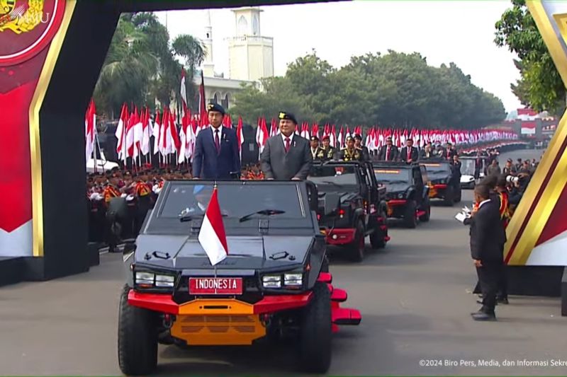 Tangkapan layar - Presiden Joko Widodo dan Menteri Pertahanan Prabowo Subianto diarak menggunakan kendaraan taktis Maung Pindad saat menuju Lapangan Hitam, Mako Kelapa Dua, Depok, Jawa Barat, Senin (14/10/2024), untuk menghadiri apel kesiapan pengamanan pelantikan presiden dan wakil presiden terpilih. ANTARA/Andi Firdaus.