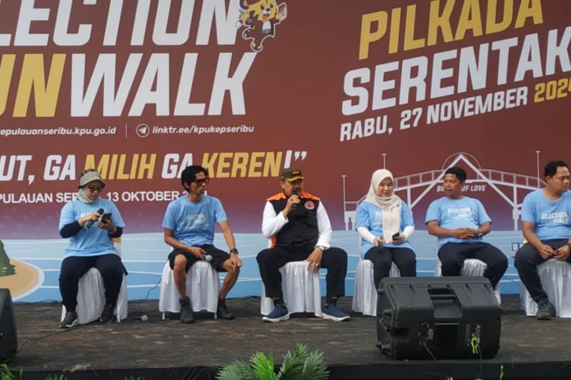 KPU Kepulauan Seribu menggelar "Election Funwalk" di area Jembatan Cinta, Pulau Tidung, Kepulauan Seribu Selatan, Minggu (13/10) yang bertujuan untuk memberikan sosialisasi perhelatan Pilkada pada 27 November yang ada di DKI Jakarta, khususnya Kabupaten Kepulauan Seribu. (ANTARA/HO-Pemkab Kepulauan Seribu)