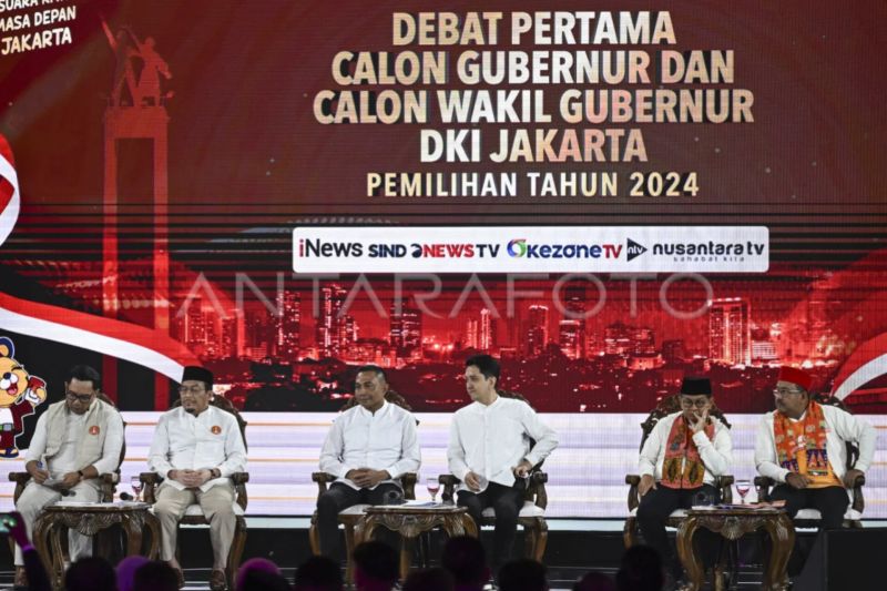 Debat pertama pemilihan kepala daerah (Pilkada) Jakarta 2024 di JIExpo Kemayoran, Jakarta, Minggu (6/10/2024). ANTARA FOTO/Aprillio Akbar/aww.