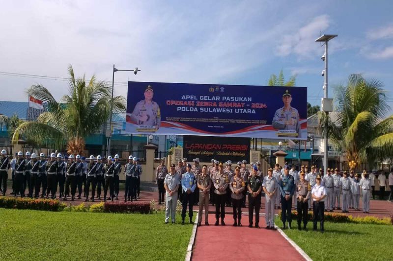 Foto bersama Wakapolda Sulut Brigjen Pol Bahagia Dachi bersama para pejabat instansi terkait usai apel gelar pasukan Operasi Zebra Samta-2024. ANTARA/Jorie Darondo (1)