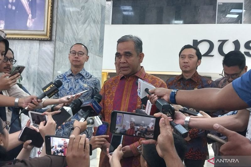 Ketua MPR RI Ahmad Muzani di Kompleks Parlemen, Senayan, Jakarta, Senin (14/10/2024). (ANTARA/Melalusa Susthira K.)