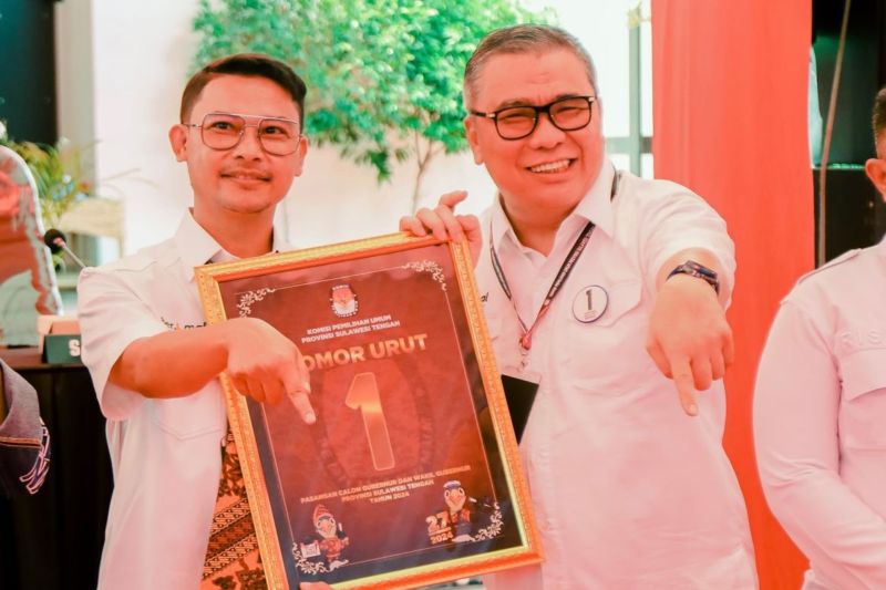 Calon Gubernur Sulteng Ahmad Ali (kanan) dan wakil gubernur Sulawesi Tengah Abdul Karim Aljufri (kiri) saat mengambil nomor urut di KPU Sulawesi Tengah, beberapa waktu lalu. (ANTARA/HO-Dokumentasi Pribadi)