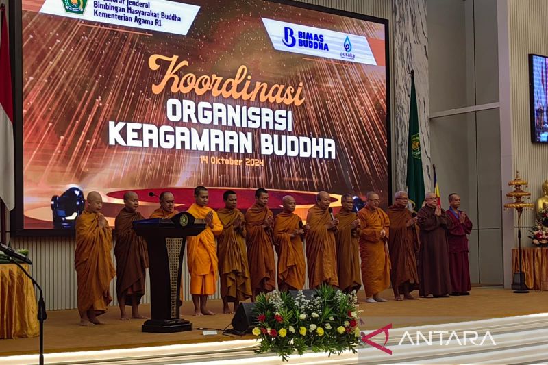 Para Bikkhu tengah memimpin doa dalam Koordinasi Organisasi Keagamaan Buddha dan peringatan HUT ke-19 Direktorat Jenderal Bimbingan Masyarakat Buddha di Jakarta, Senin (14/10/2024). (ANTARA/Asep Firmansyah)