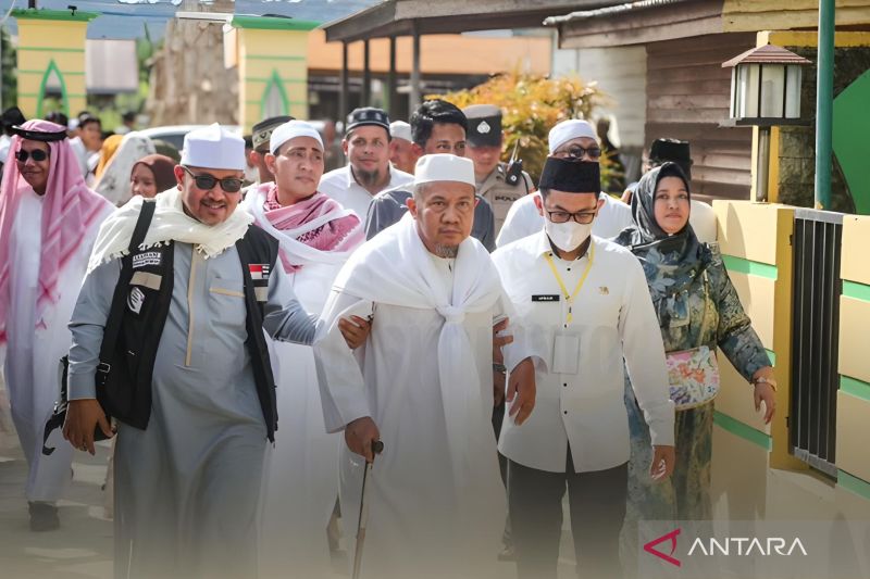 Ilustrasi - Petugas haji menggandeng salah satu jamaah haji lanjut usia saat tiba Kabupaten Malinau dari Tanah Suci Mekah, Kamis (4/7/2024). ANTARA/HO-Diskominfo Malinau