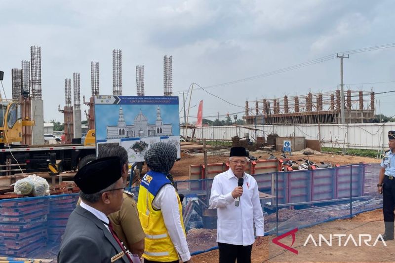 Wakil Presiden (Wapres) RI Ma'ruf Amin saat meninjau pembangunan gedung Universitas Syekh Nawawi Banten yang berlokasi di Kecamatan Kronjo Kabupaten Tangerang Banten, Senin (14/10/2024). ANTARA/Desi Purnama Sari.