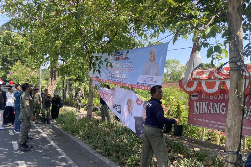 KPU Denpasar bersama tim gabungan saat menurunkan alat peraga melanggar dari paslon peserta Pilkada Serentak 2024 di Denpasar, Senin (14/10/2024). ANTARA/Ni Putu Putri Muliantari (Ni Putu Putri Muliantari)