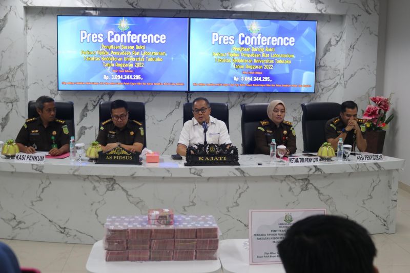 Kepala Kejaksaan Tinggi (Kejati) Sulawesi Tengah Bambang Hariyanto (tengah) memimpin konferensi pers terkait pengungkapan kasus dugaan tidak pidana korupsi Laboratorium Kesehatan (Labkes) Untad Palu berlangsung di ruang Pres Confrence Comand Center Kejati Sulteng, Senin (14/10/2024). (ANTARA/HO-Humas Kejati Sulteng)