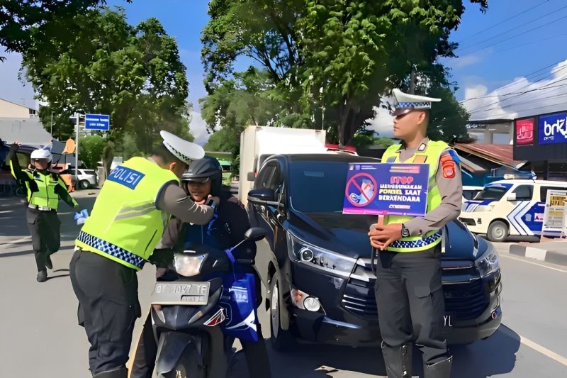 Arsip foto - Personel Satlantas Polresta Palu memberikan teguran kepada pengendara yang melakukan pelanggaran lalu lintas pada Operasi Patuh Tinombala di Kota Palu, Sulawesi Tengah, Kamis (13/7/2023). (ANTARA/HO-Humas Polresta Palu)