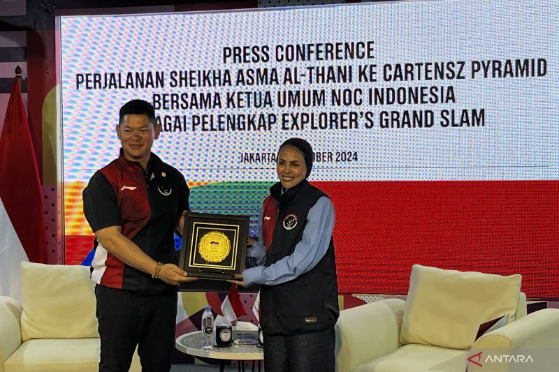 (Ki-ka) Ketua Umum Komite Olimpiade Indonesia (KOI/NOC Indonesia) Raja Sapta Oktohari memberikan apresiasi kepada anggota NOC Qatar Sheikha Asma Al-Thani yang menyelesaikan misi Explorers Grand Slam di Puncak Jaya. Pemberian apresiasi ini diserahkan usai jumpa pers di Kantor KOI Jakarta, Senin (14/10/2024). (ANTARA/Arnidhya Nur Zhafira)