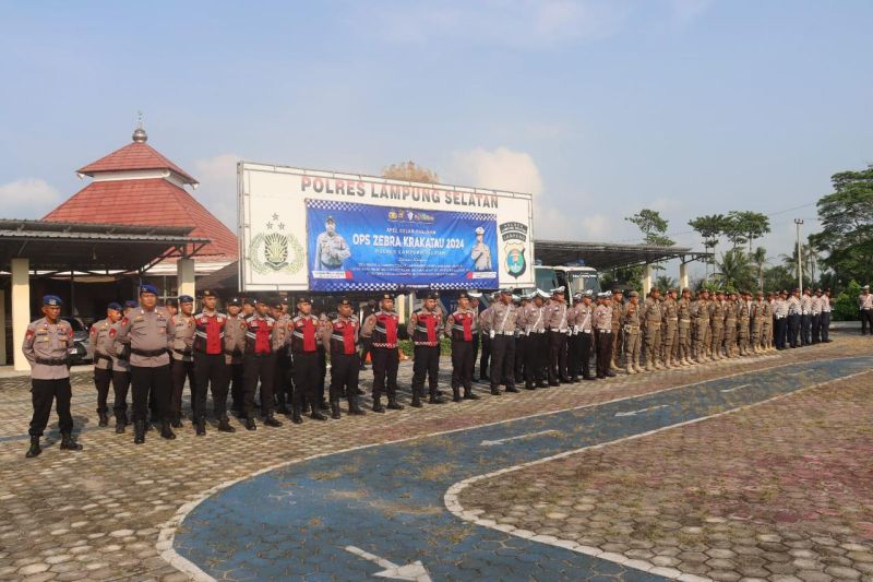 Kapolres Lampung Selatan AKBP Yusriandi Yusrin saat melaksanakan upacara pembukaan Operasi Zebra Krakatau 2024 di Mapolres Lamsel. (ANTARA/HO/Humas Polres Lampung Selatan)