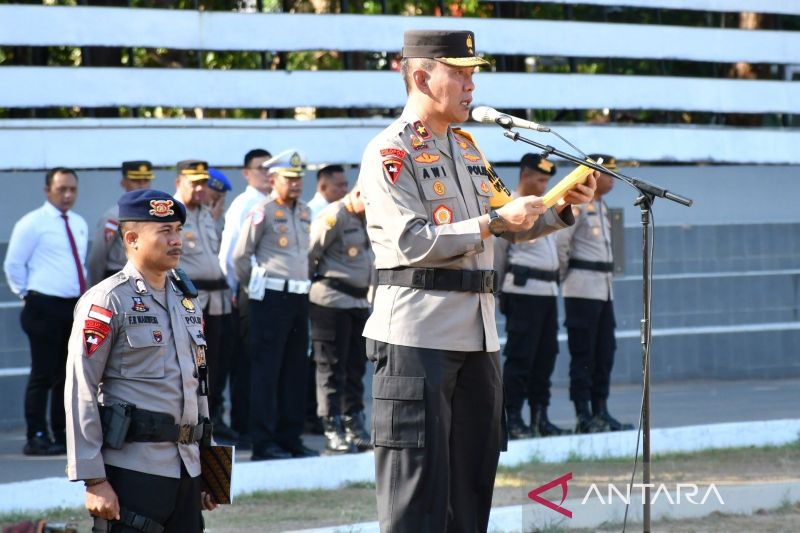 Wakapolda NTT Brigjen Pol Awi Setiyono saat memimpin apel gelar pasukan untuk Operasi Zebra Turangga 2024 di Kupang. ANTARA/Kornelis Kaha