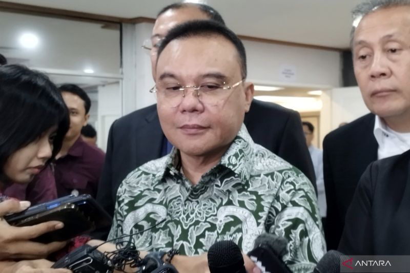 Ketua Harian Partai Gerindra Sufmi Dasco Ahmad di Kompleks Parlemen, Jakarta, Senin (14/10/2024). (ANTARA/Bagus Ahmad Rizaldi)