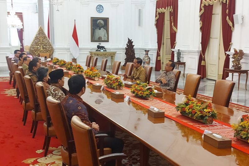 Suasana pertemuan Ketua MPR Ahmad Muzani beserta wakilnya dengan Presiden Joko Widodo di Istana Merdeka Jakarta untuk menyerahkan undangan agenda pelantikan presiden dan wakil presiden terpilih, Senin (14/10/2024) (ANTARA/Andi Firdaus).