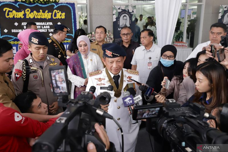 Menteri Dalam Negeri Tito Karnavian saat melayat di Rumah Duka Sentosa, Rumah Sakit Pusat Angkatan Darat (RSPAD) Gatot Subroto, Jakarta, Senin (14/10/2024). (ANTARA/HO-Puspen Kementerian Dalam Negeri)