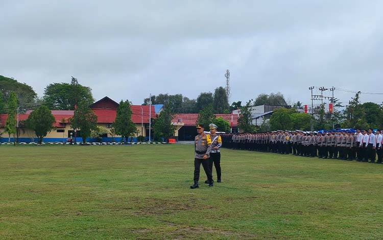 Wakapolda Kalteng Brigjen Pol Rakhmad Setyadi saat melakukan pengecekan pasukan apel operasi zebra tahun 2024 (Foto : PATHUR)