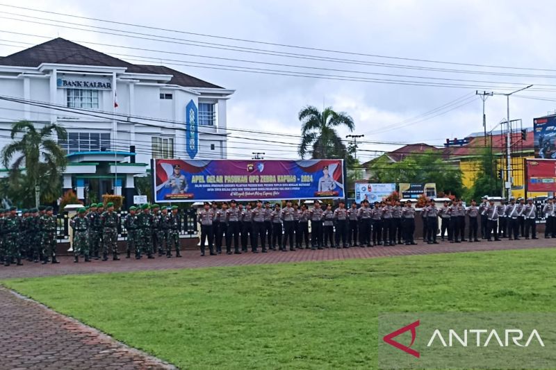 Polres Kapuas Hulu melaksanakan Apel Gelar Pasukan Operasi Zebra Kapuas 2024, yang dilaksanakan di halaman Polres Kapuas Hulu, Provinsi Kalimantan Barat, Senin (14/10/2024). (ANTARA/HO-Teofilusianto Timotius)