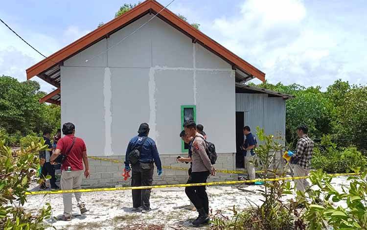 Di rumah sederhana inilah Vina Apriyana aliat VA dan anaknya Nur Zahira Zahrany ditemukan tewas ?secara menggenaskan pada, Kamis,10 Oktober 2024. (Foto : FAHRUL)