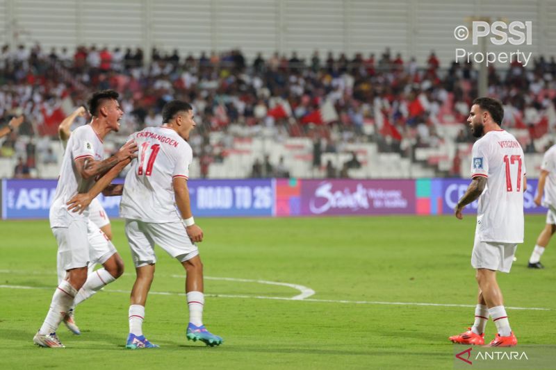 Pemain timnas Indonesia Mees Hilgers (kiri) dan Calvin Verdonk (kanan) merayakan gol penyama kedudukan yang dicetak oleh Ragnar Oratmangoen (tengah) pada menit ke-45+3 melawan Bahrain. Pada laga ketiga putaran ketiga kualifikasi Piala Dunia 2026 zona Asia Grup C di Stadion Nasional Bahrain, Riffa, Kamis (10/10/2024) itu, Indonesia dan Bahrain bermain imbang dengan skor 2-2. (ANTARA/HO-PSSI)
