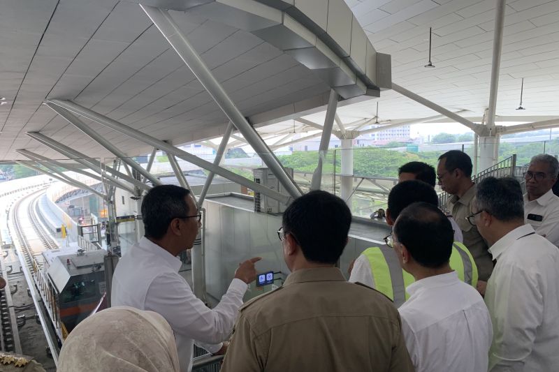 Pj Gubernur Jakarta Heru Budi Hartono menyaksikan uji coba jalur LRT Jakarta Fase 1 B dari Stasiun Velodrome ke Stasiun Rawamangun, Senin (14/10/2024). ANTARA/Mario Sofia Nasution