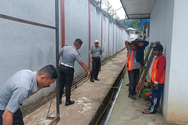 Kepala Lembaga Pemasyarakatan (Lapas) Kelas IIA Tarakan Sutarno, didampingi jajaran pejabat struktural melaksanakan kegiatan monitoring pada area steril dalam rangka pembangunan tembok baru Lapas Tarakan, Senin (14/10/2024). (ANTARA/HO-Lapas Tarakan) (Kaltara)