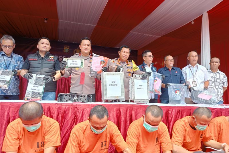 Kepolisian bersama lima tersangka komplotan aksi pencurian modul stasiun pemancar provider komunikasi (base transceiver station/BTS) di Jakarta Pusat, Senin (14/10/2024). ANTARA/Siti Nurhaliza