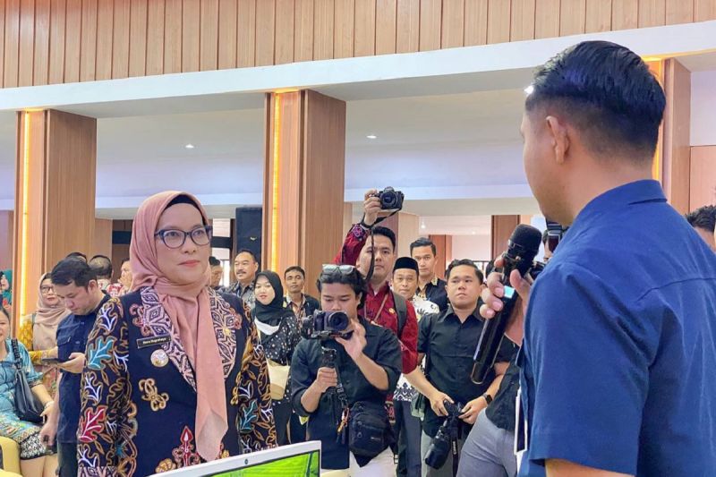 Pj Wali Kota Palangka Raya Hera Nugrahayu (kiri) menyambangi gerai layanan BPJS Kesehatan di Mall Pelayanan Publik Huma Betang, Palangka Raya. ANTARA/HO-BPJS Kesehatan Cabang Palangka Raya