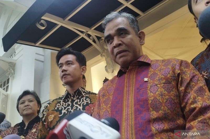 Ketua MPR RI Ahmad Muzani bersama Wakil Presiden Terpilih Gibran Rakabuming Raka di Jakarta, Senin (14/10/2024). (ANTARA/Bagus Ahmad Rizaldi)