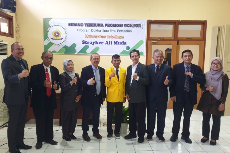 Dekan Fakultas Pertanian Unsri, promotor, dan penguji saat berfoto bersama usai ujian terbuka mahasiswa PMSDU . ANTARA/Yudi Abdullah.