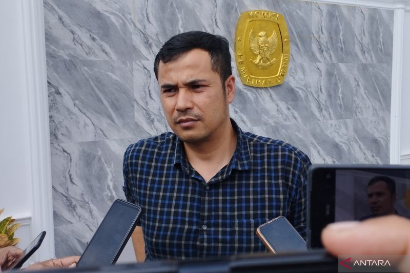 Ketua KPU Kabupaten Garut Dian Hasanudin saat memberikan keterangan pers di Garut, Jawa Barat, Senin (14/10/2024). (ANTARA/Feri Purnama)