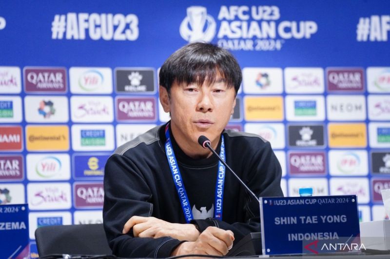 Arsip foto - Pelatih timnas Indonesia U-23 Shin Tae-yonhlg menghadiri konferensi pers sebelum pertandingan perdana Piala Asia U-23 di Qatar, Minggu (14/4/2024). (ANTARA/HO/PSSI.)