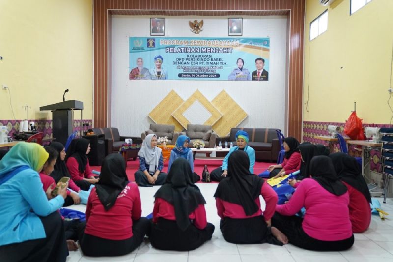 PT Timah Tbk bersama Perkumpulan Srikandi Kreatif Indonesia (Persikindo) Provinsi Kepulauan Bangka Belitung menggelar pelatihan menjahit di Lapas Perempuan Pangkalpinang, Senin (14/10/2024). ANTARA/HO-Humas PT Timah Tbk