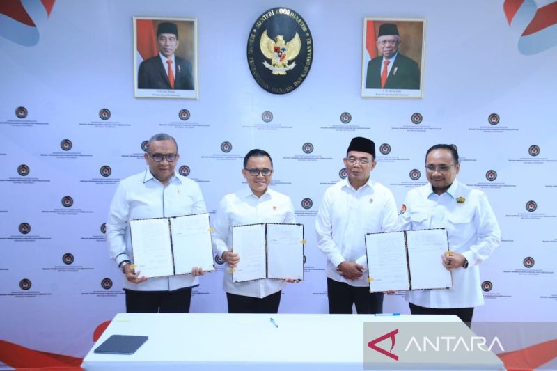 Wakil Menteri Ketenagakerjaan Afriansyah Noor, Menteri PANRB Abdullah Azwar Anas, Menko PMK Muhadjir Effendy, Menteri Agama Yaqut Cholil Qoumas (ki-ka) pada penandatanganan SKB 3 Menteri soal libur nasional dan cuti bersama tahun 2025 di Kemenko PMK, Jakarta, Senin (14/10/2024). (ANTARA/HO-Humas Kementerian PANRB)