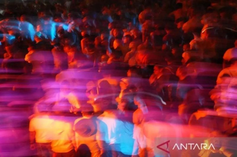 Sejumlah pengunjung hiburan malam di sebuah klub menari mengikuti irama musik yang dimainkan disc jockey di Jakarta. FOTO ANTARA/Andika Wahyu/hp/aa
