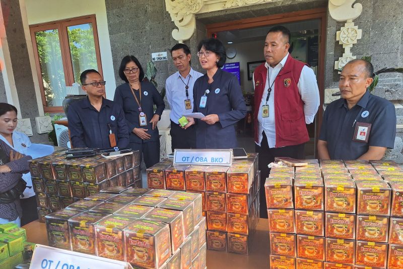 Kepala BBPOM di Denpasar I Gusti Ayu Adhi Aryapatni saat membeberkan temuan obat tradisional dengan bahan kimia obat di Denpasar, Senin (14/10/2024). ANTARA/Ni Putu Putri Muliantari