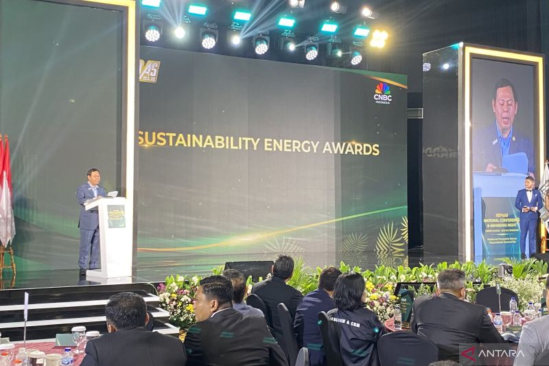 Ketua DPD RI Sultan Bachtiar Najamudin menyampaikan sambutan pada acara Sustainability Energy Awards di Jakarta, Senin (14/10/2024) malam. (ANTARA/Fath Putra Mulya)
